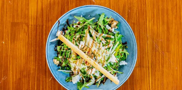 Rocket salad with goat cheese, caramelised walnuts and shaved pear
